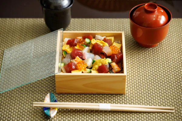 昼のばらちらし