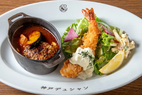 名物 煮込みハンバーグ＆エビフライのコンボの紹介に掲載された画像