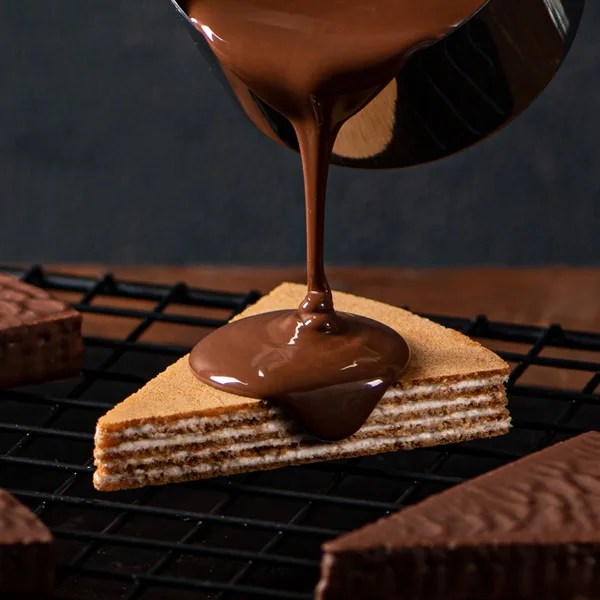 「2種類の風味を一箱で楽しめる。ミルフィーユチョコ『ゴーフレール』」に掲載された画像