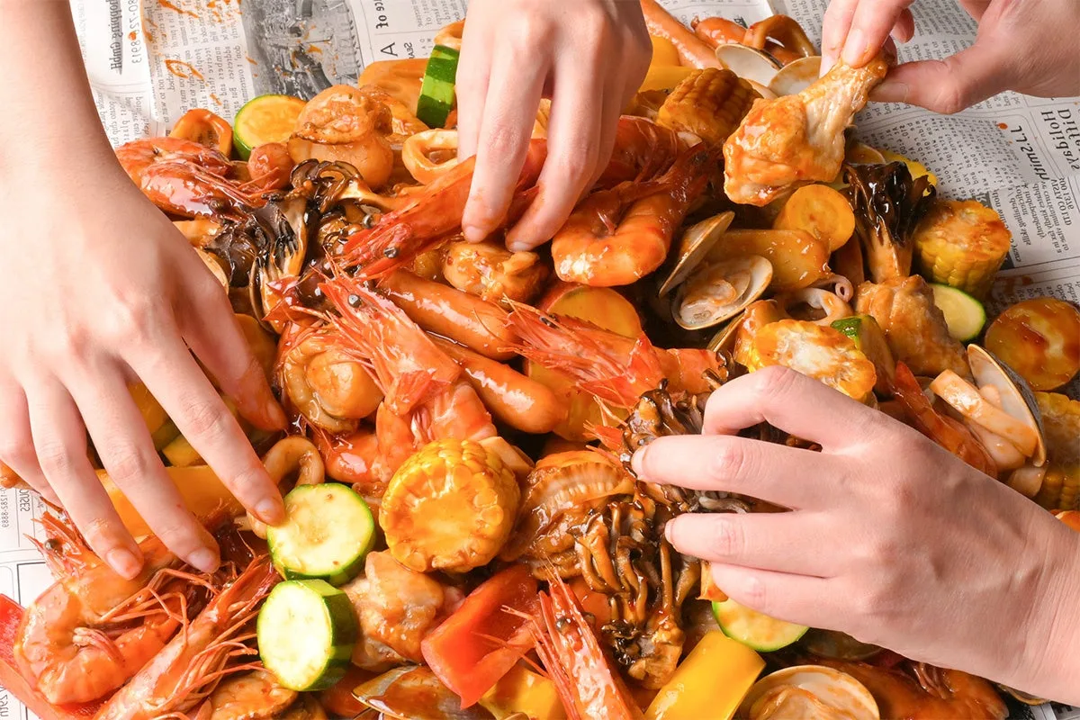 海鮮や肉、野菜をソースと合わせる手づかみシーフード