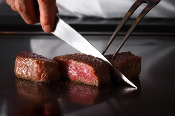 音や香り、焼き色の変化まで見極めながら仕上げる鉄板