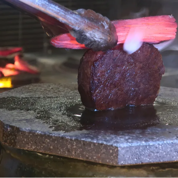 炭火と石板、抹茶の体験を紹介する節に掲載された画像