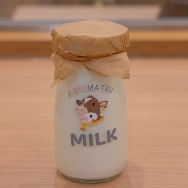 給食セットの牛乳
