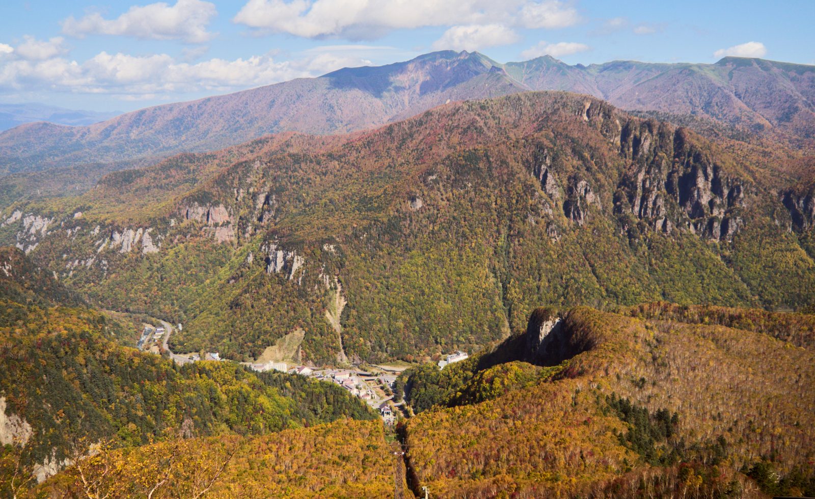 黒岳の山腹から見下ろした層雲峡の紅葉。色づいた山肌と渓谷