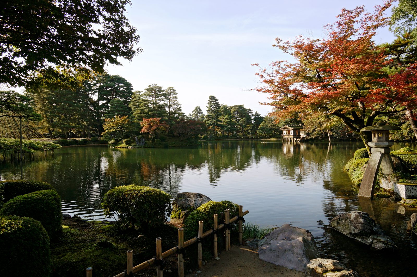 兼六園の霞ヶ池。池のほとりのモミジが赤く色づき、水面に映る