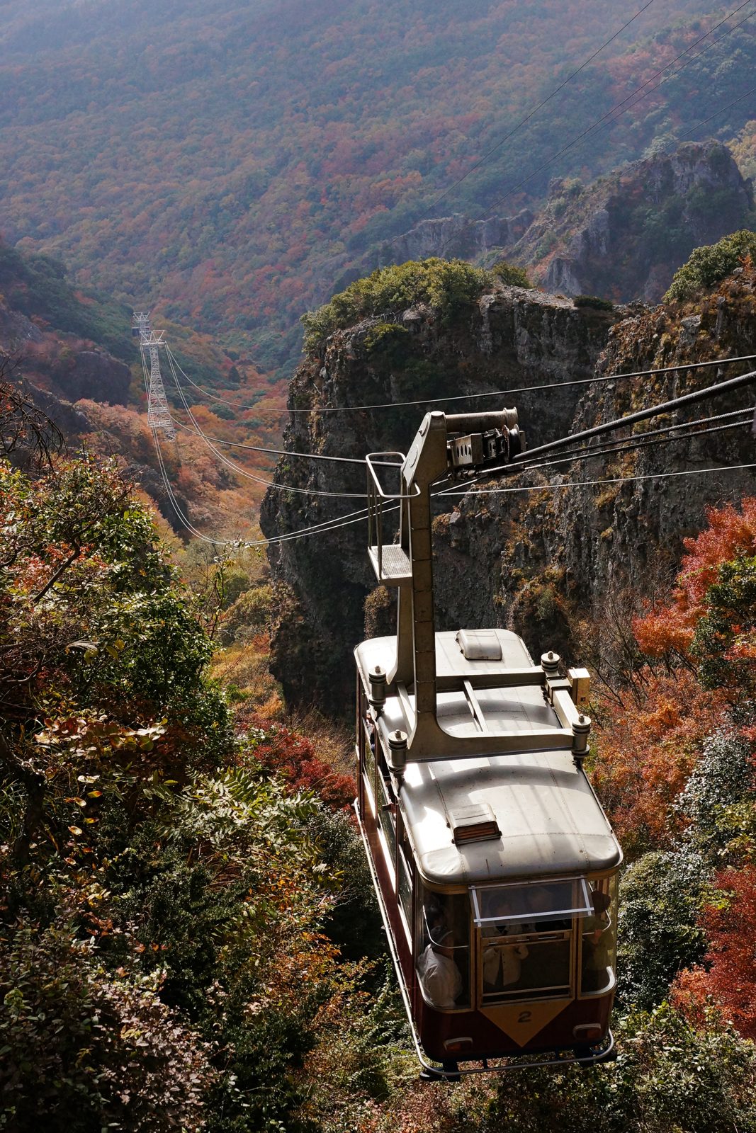 寒霞渓ロープウェイのゴンドラと、渓谷の岩壁の紅葉