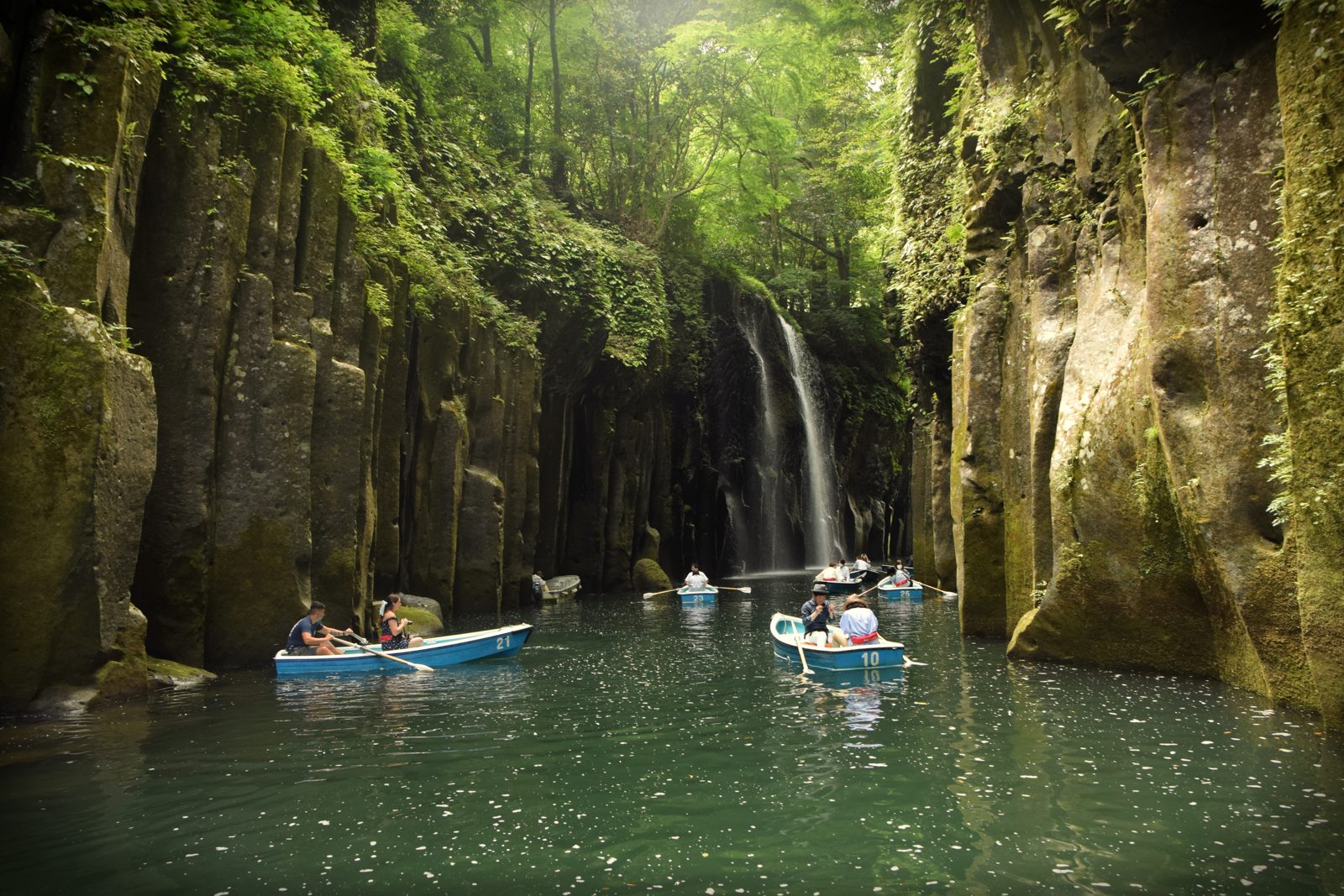 高千穂峡の真名井の滝と、柱状節理の崖の間を進むボート（5月の写真）