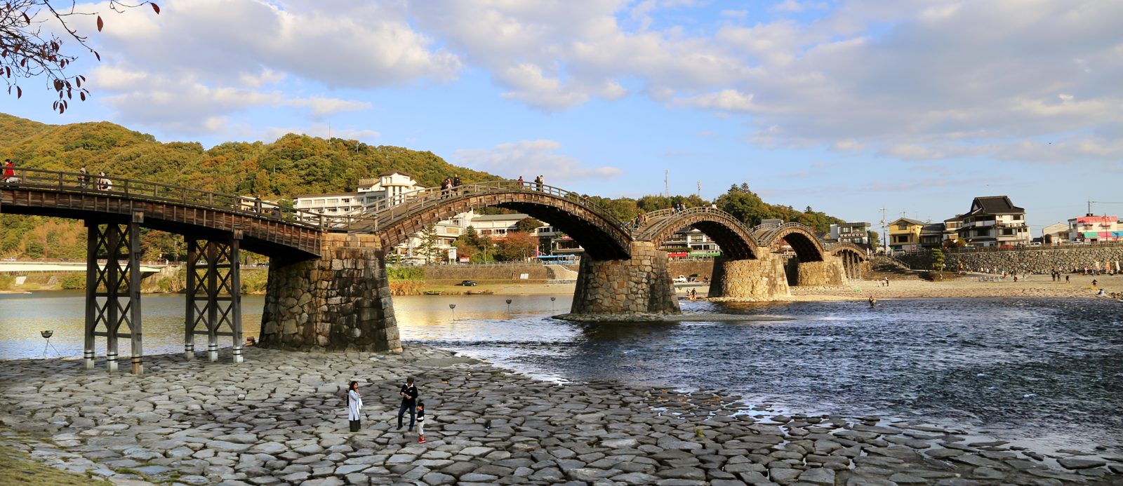 11月の錦帯橋。錦川にかかる木造のアーチ橋と、奥の山