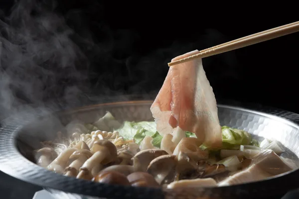 薄切りの林SPF豚を出汁にさっと“くぐらせ”、部位ごとの食感や脂の甘みを楽しむ