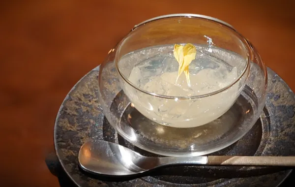 透明な器に盛った和梨のすり流しと日本酒のゼリー