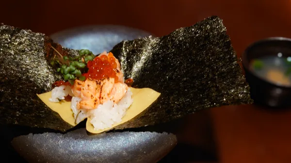 炙ったサーモンとイクラを海苔に載せた手巻き寿司