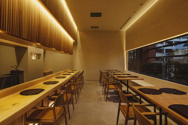 京都やま六 欅坂の店内