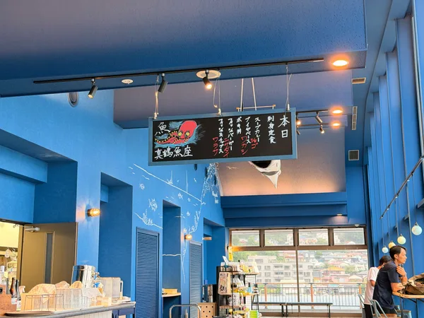 その日に使う魚を料理ごとに書いた店内の黒板
