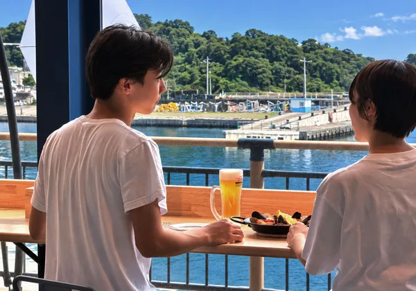 港の見えるカウンター席