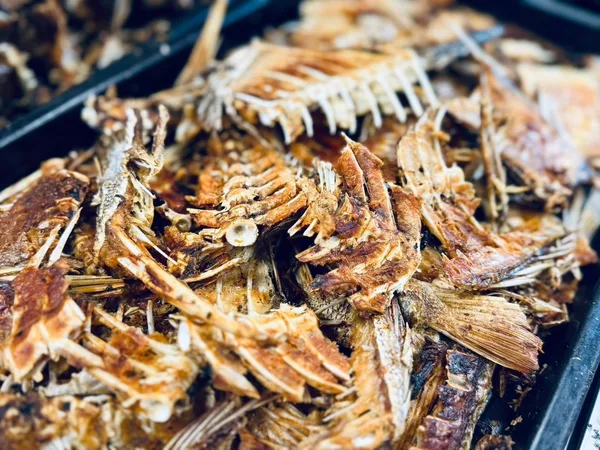 鯛の身を取った後に残る骨やアラ