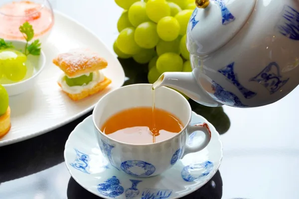 和紅茶とティーポットを並べた提供イメージ