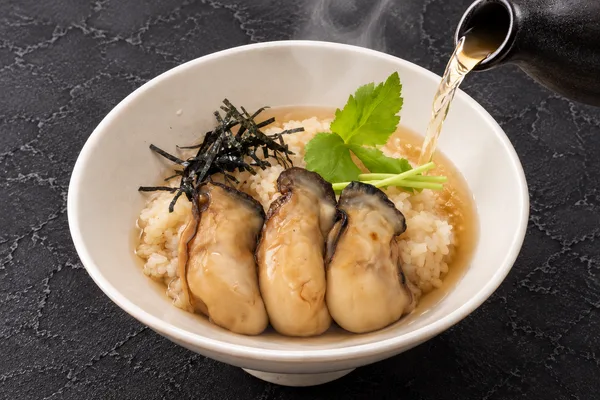 熱々の自家製牡蠣出汁をかけた牡蠣出汁茶漬け