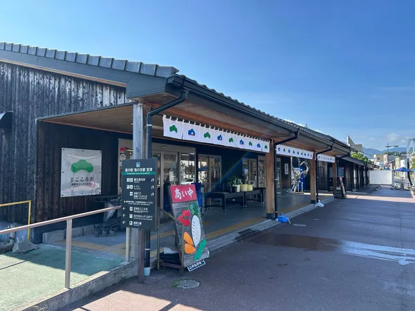 新たに「のれん」を設置したまごころ市