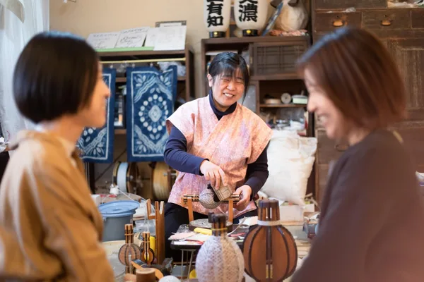 美濃の店で地域の人と交流する宿泊者