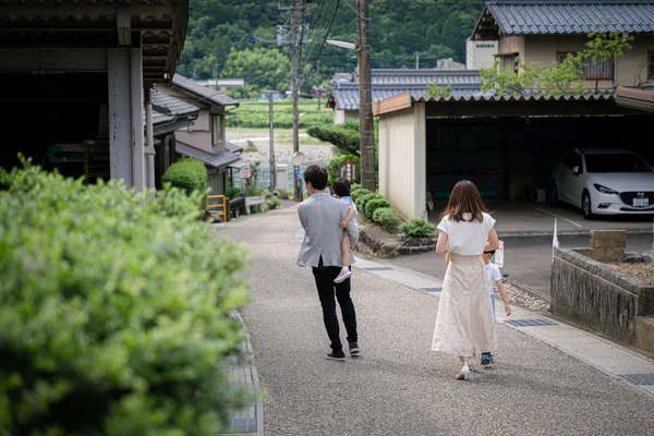 美濃の町並みを歩く宿泊者