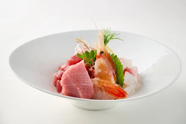 生ぼたんえびと本まぐろを盛った特上海鮮めし
