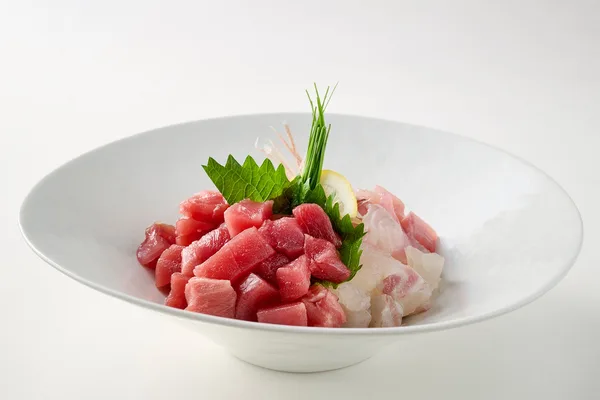 本まぐろと鮮魚を盛り付けた基本の海鮮めし