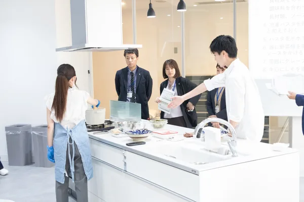 学生考案メニューの試作と審査