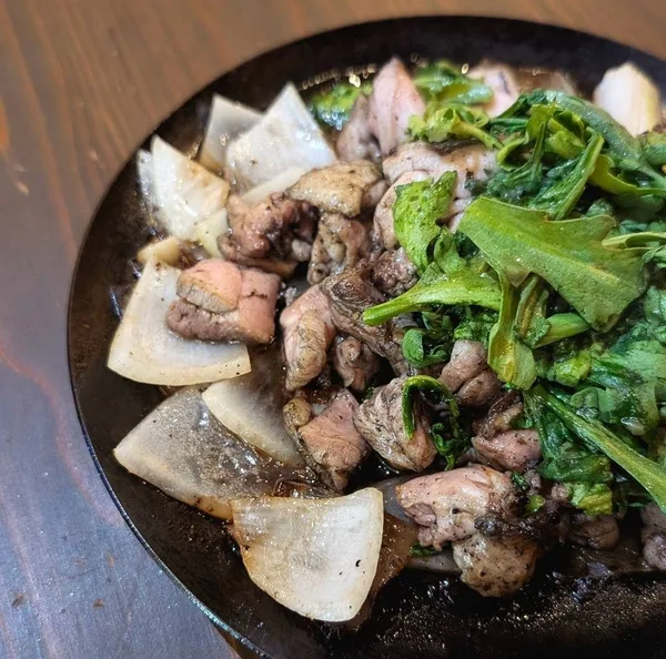 天草大王鶏もも籠炙り焼き~春菊と柚子胡椒ソース~ 1,780円(税込)