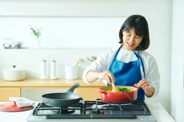 料理を作るタサン志麻氏