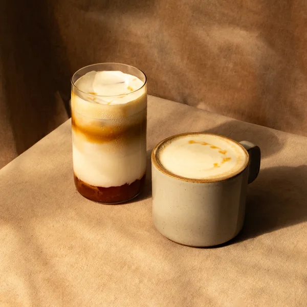 ホットとアイスのキャラメルアップルラテ