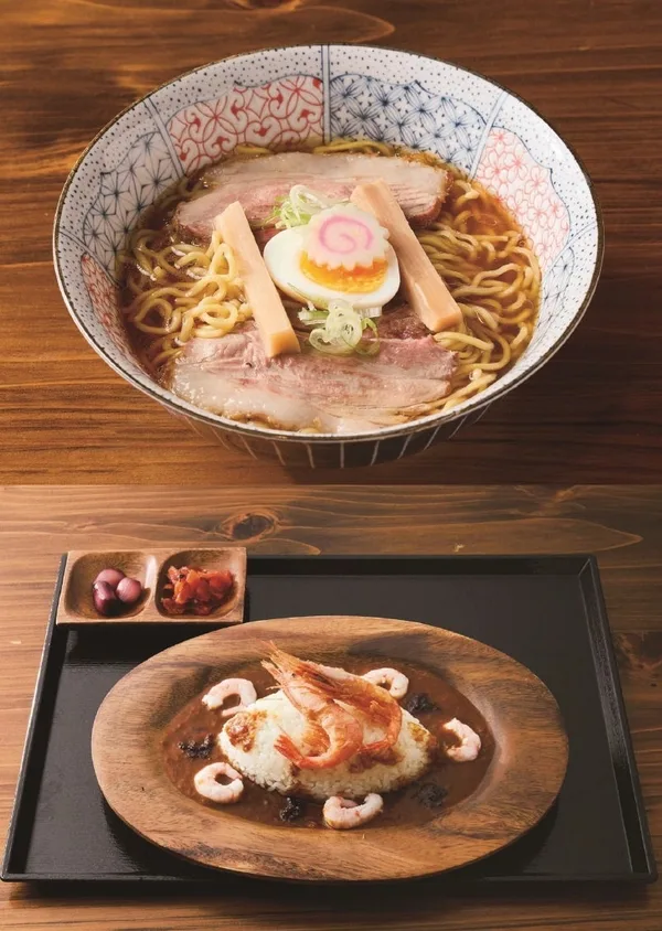 ＜三國本家＞（上）かあさん醤油ラーメン 十勝マンガリッツァ豚のフレンチチャーシュー添え （下）増毛甘海老カレー オリジナルミクニらっきょう添え