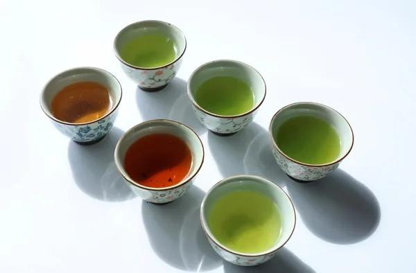 色や香りの異なる日本茶を入れた複数の茶碗