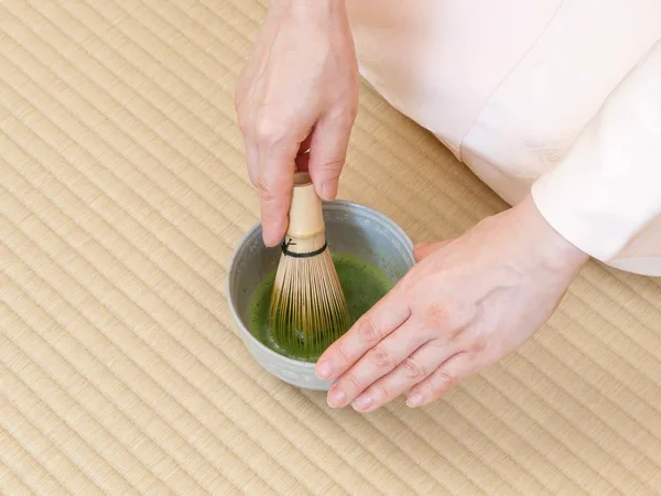 茶筅で抹茶を点てる手元