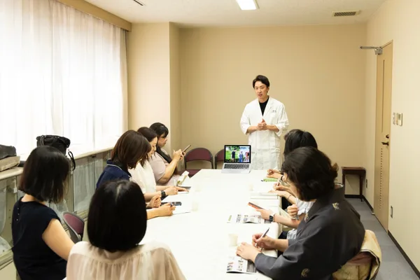 講師の話を聞く日本茶セミナーの参加者