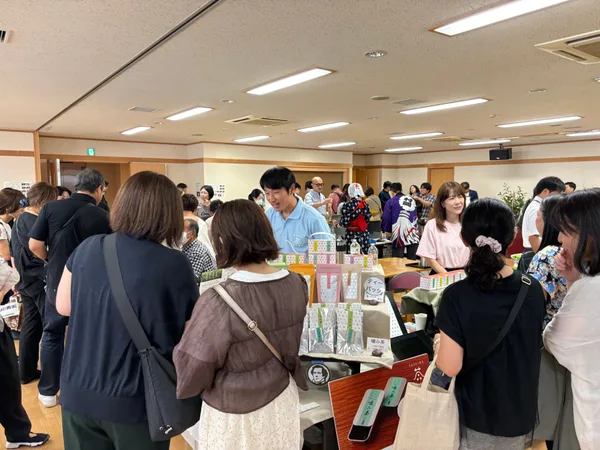 多くの来場者でにぎわう日本茶マーケット