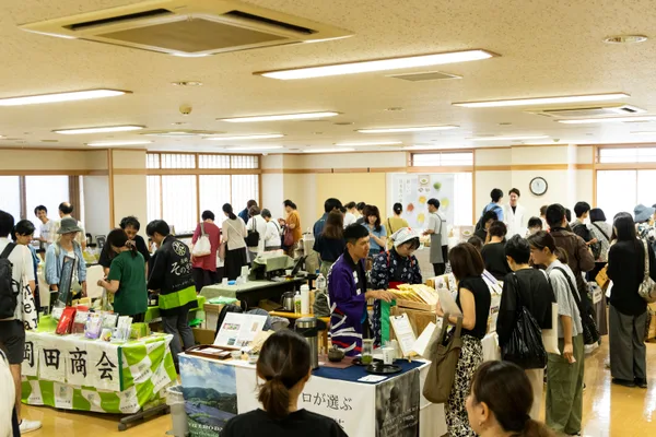 出店ブースを巡る日本茶イベントの来場者