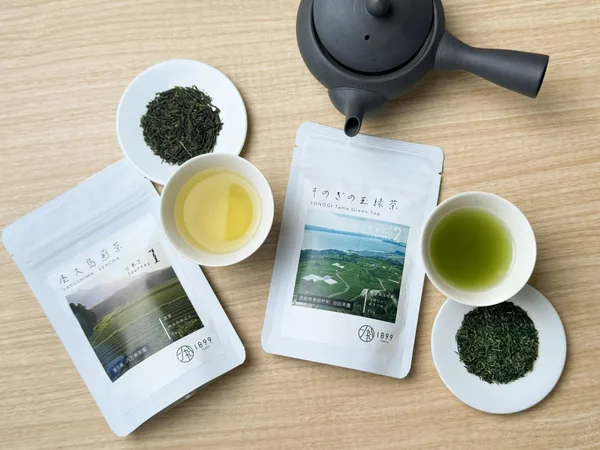 茶葉と急須と茶碗を並べた日本茶セット