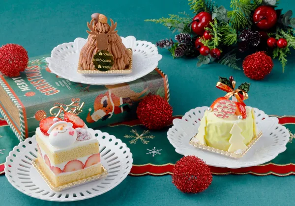 クリスマスアソートのサンタいちごショート、チョコレートのトナカイモンブラン、ツリー風チーズムース