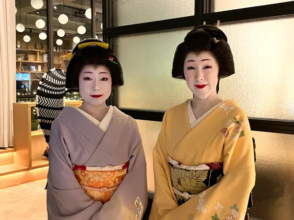 芸妓のこと美さん(左)とすずめさん(右)