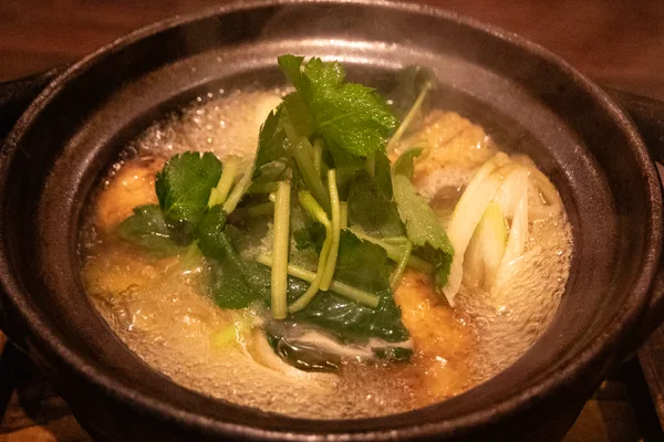 スープと鰻を強火にかけ一気に仕上げる