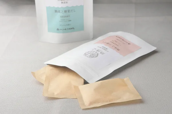 手前が「熟成之万能だし」、奥が「熟成之野菜だし」