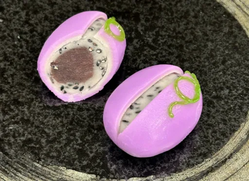 「紫の皮をぱっくり。本物の「あけび」を小さな和菓子に」の説明に続いて掲載された画像