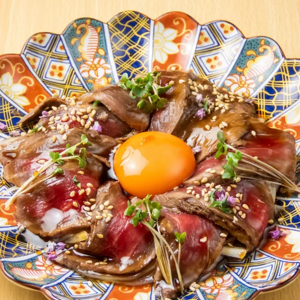 兵庫県姫路産のブランド卵「夢王」を合わせた和牛たたきユッケ