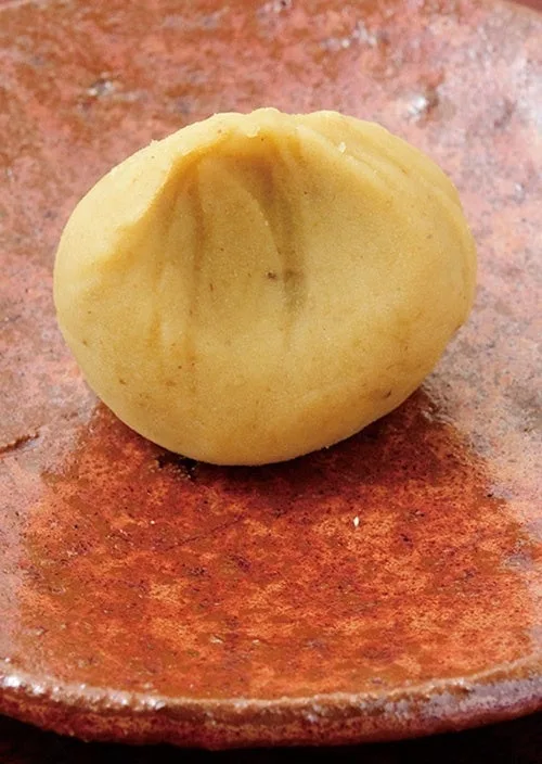 『栗しぼり』。秋の味覚である栗の風味を活かし、柔らかく繊細な口溶けに仕立てた一品