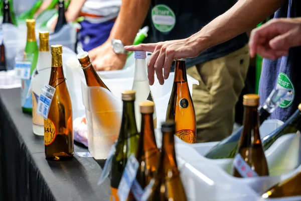 日本酒が並ぶ試飲ブース