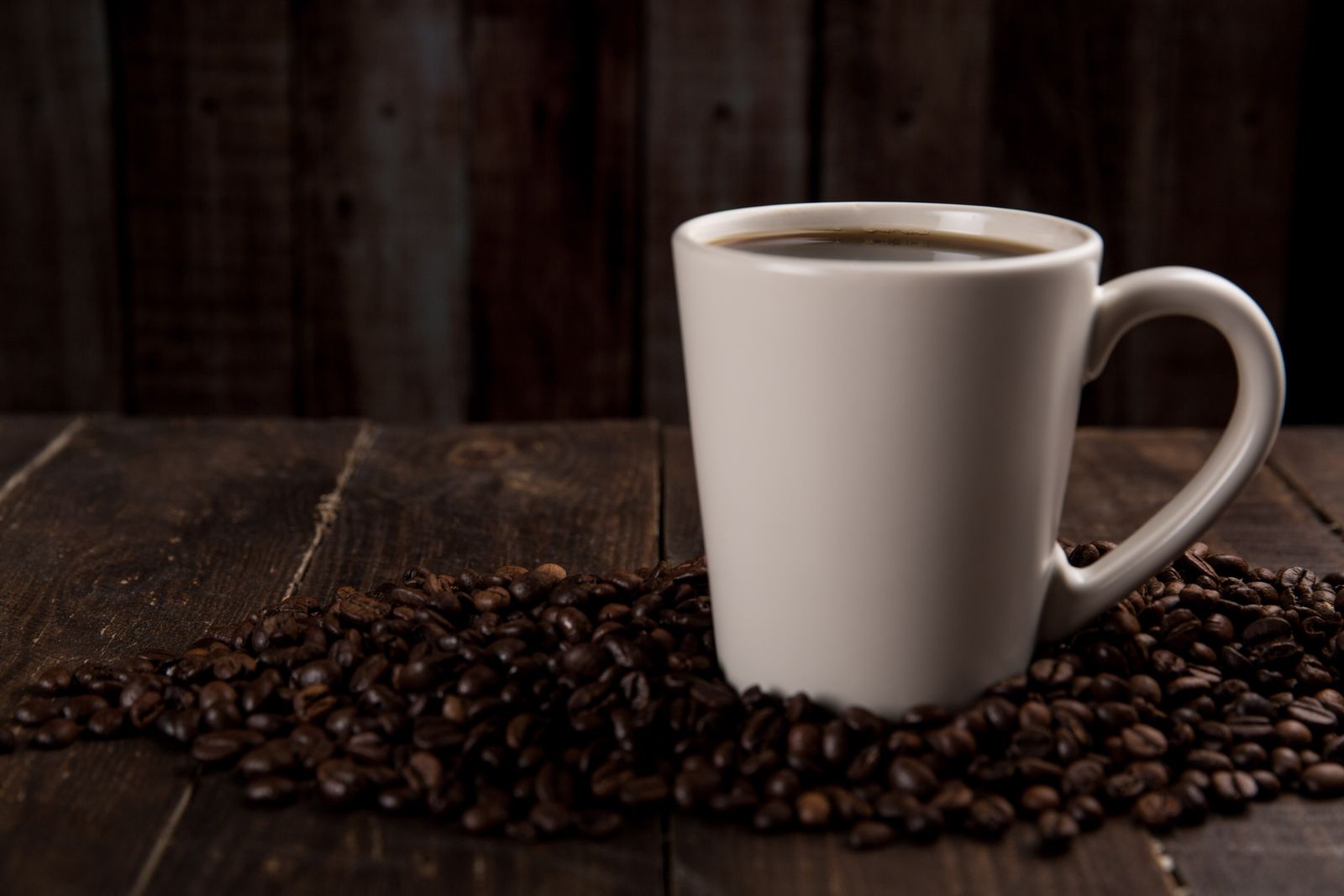 コーヒーカップと豆のイメージ。掲載機種で抽出したコーヒーや実機テストの写真ではありません