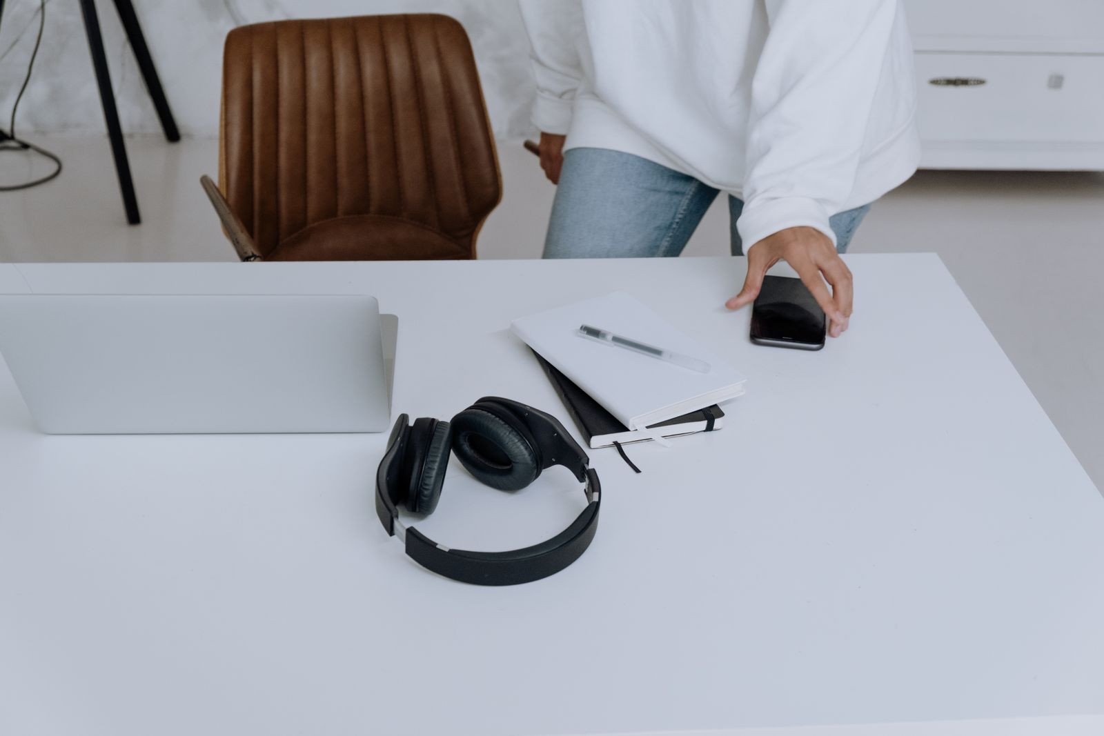 白い机に置いたヘッドホンとノートパソコン。音楽を楽しむ道具のイメージで、紹介機種や編集部の試聴写真ではありません