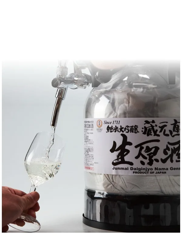 専用の生樽サーバーから注ぐ「純米大吟醸 生原酒」