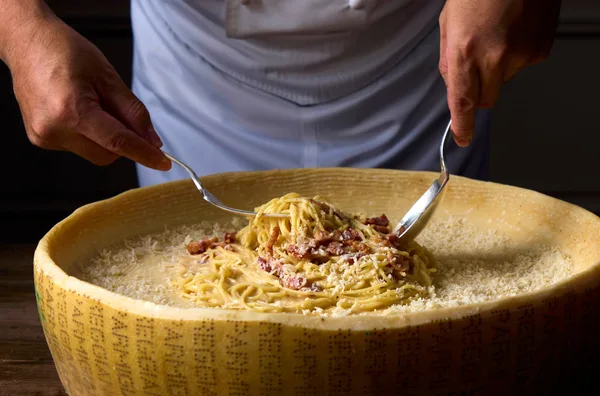 ホールチーズで仕上げるスパゲッティ・カルボナーラ