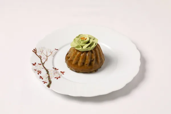 抹茶クリームをのせたウイスキーと抹茶のババ